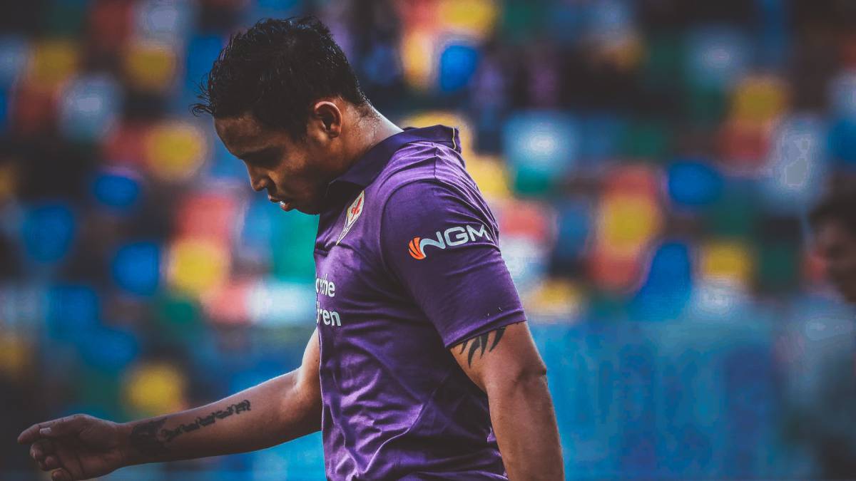 Luis Fernando Muriel, quien se prepara para el duelo ante Napoli de David Ospina, durante el partido entre Fiorentina y Udinese por Serie A.
