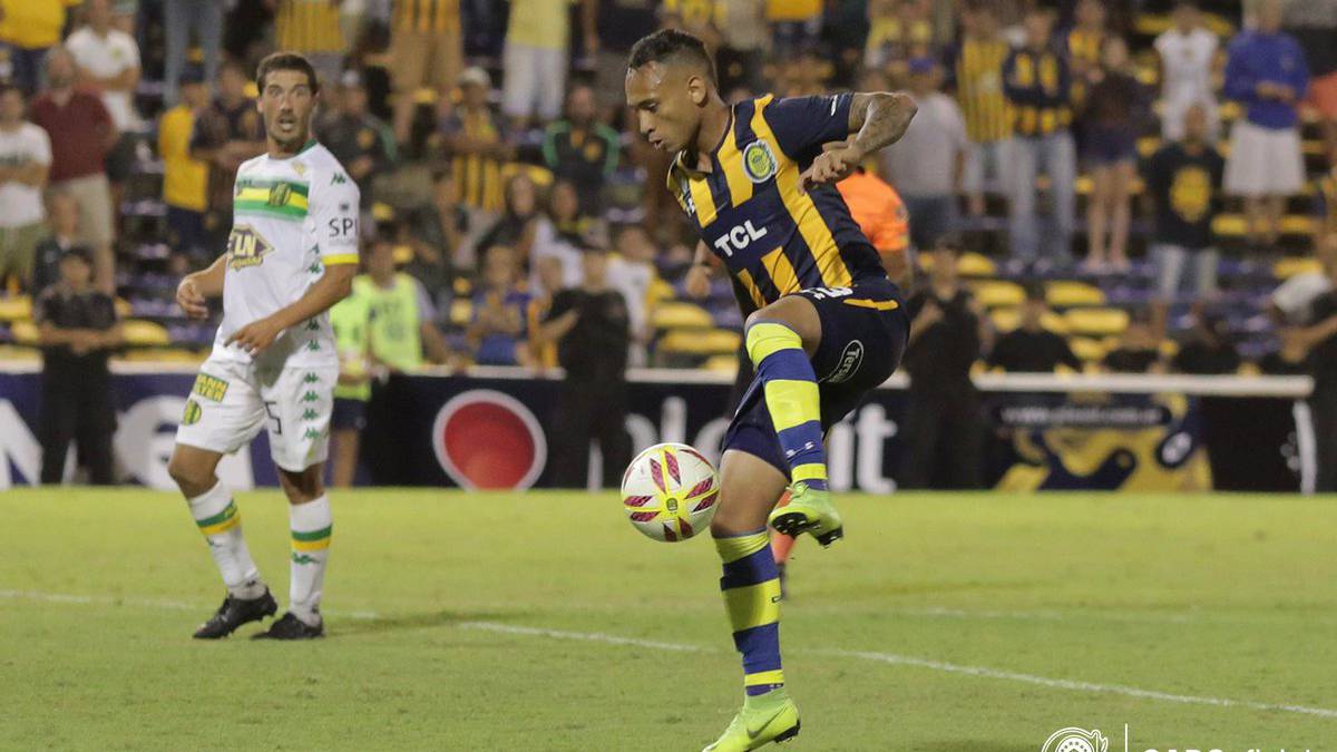 Jarlan Barrera en un partido con Rosario Central de la Liga Argentina ante Defensa y Justicia