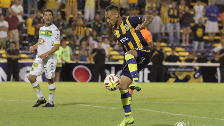Jarlan Barrera en un partido con Rosario Central de la Liga Argentina ante Defensa y Justicia