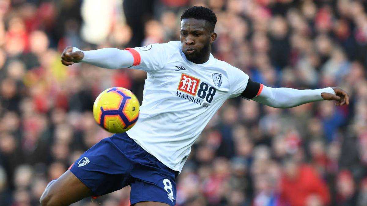 Jefferson Lerma, quien crece en la Premier League para aportar en la Selección Colombia de Carlos Queiroz, durante un partido con Bournemouth en Premier League.