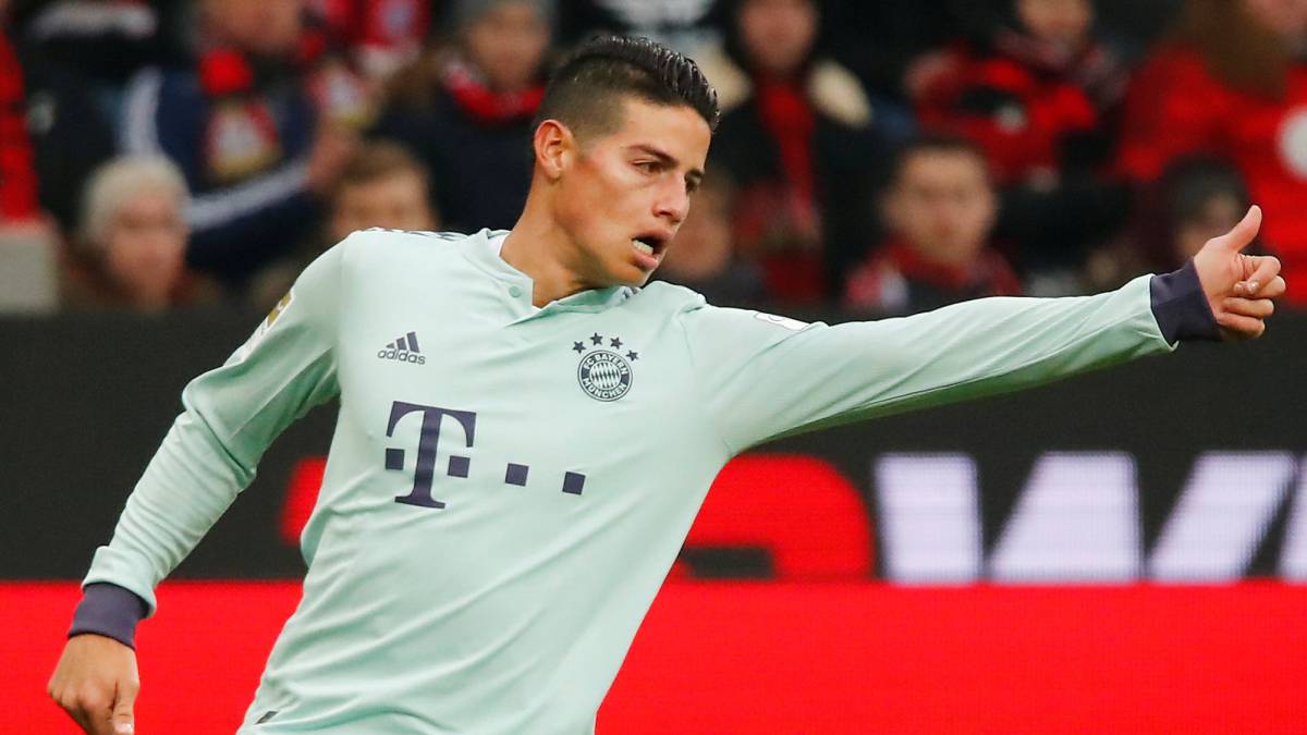 James Rodríguez, quien hace méritos para seguir en la titular del Bayern Múnich de cara al partido ante Liverpool por Champions, durante el juego frente a Bayer Leverkusen por Bundesliga.