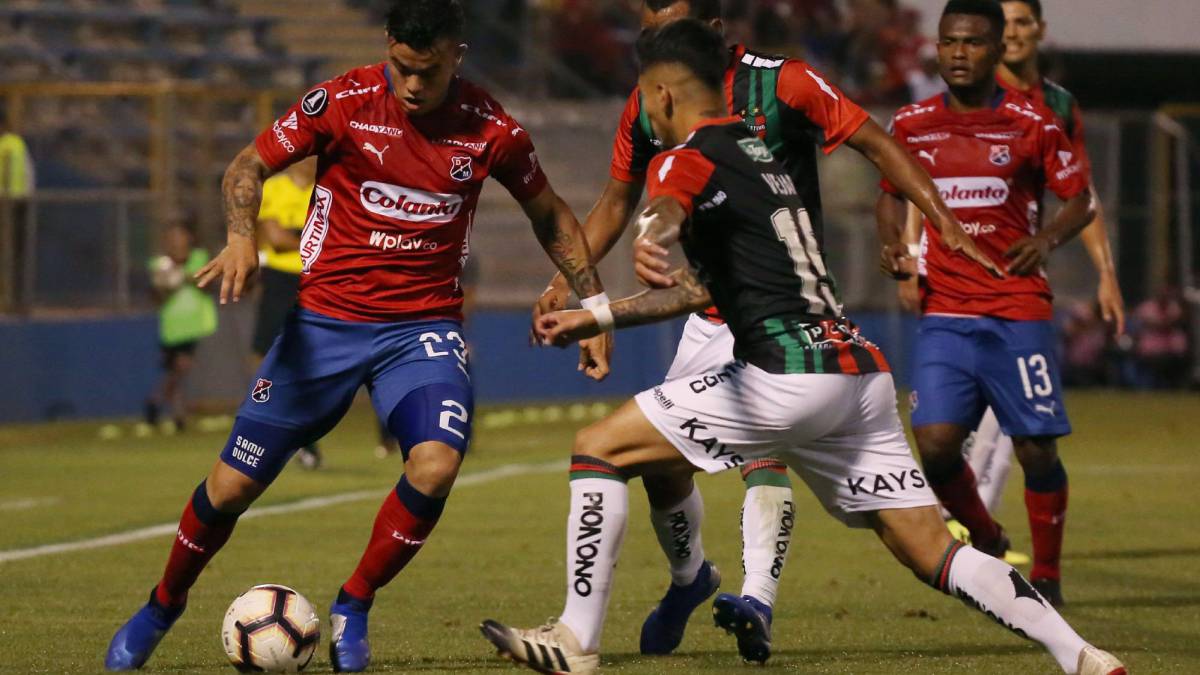 Leonardo Castro disputa un balón ante Palestino por la segunda fase previa de la Copa Libertadores