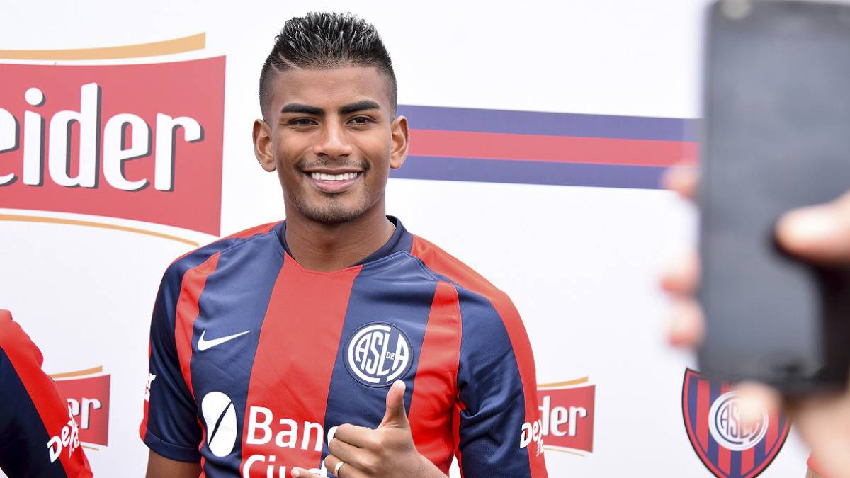 Raúl Loaiza disfruta con los hinchas de San Lorenzo en un evento publicitario. El colombiano llegó en enero de 2019 al equipo argentino