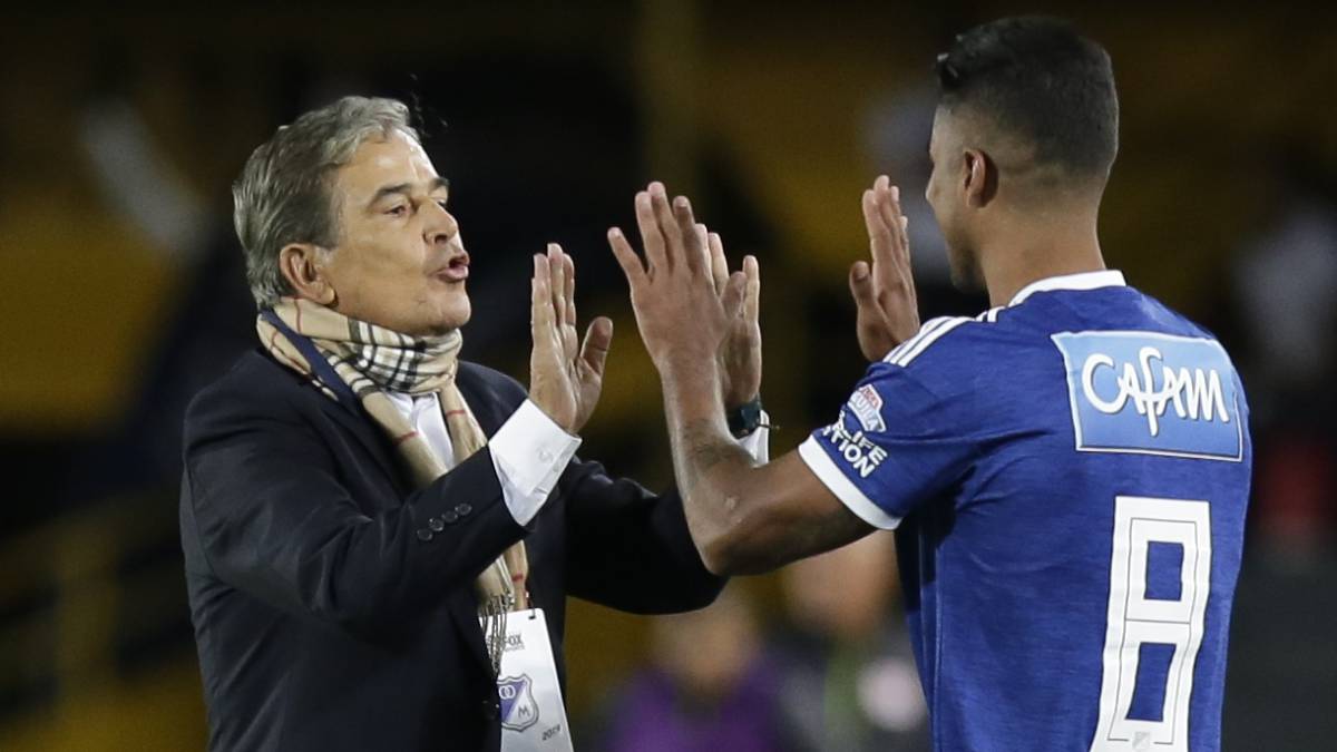 Jorge Luis Pinto, técnico de Millonarios, le da instrucciones a César Carrillo durante un partido en El Campín