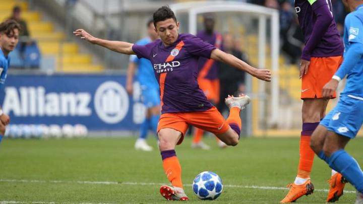 El papá de Ian Poveda, quien aparece en un partido con el Manchester City por la UEFA Youth League, respondió a Arturo Reyes, DT de la Selección Colombia Sub 20.