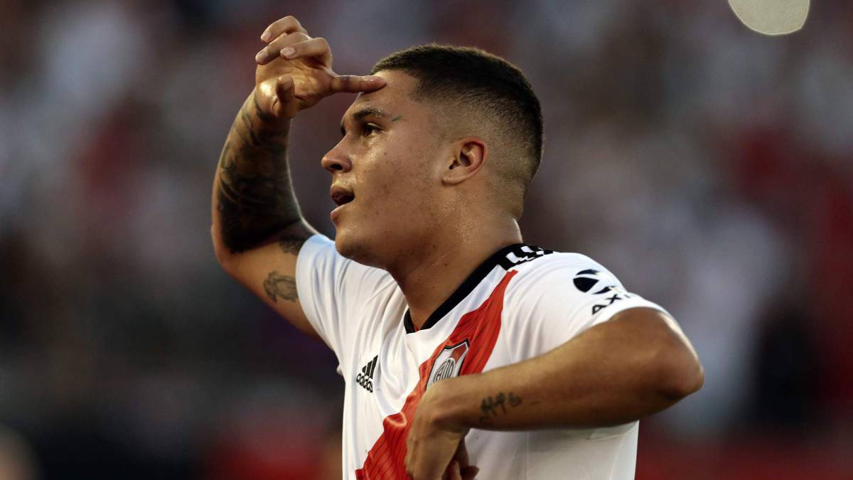 Juan Fernando Quintero, quien podría romper una marca personal ante Banfield, celebrando su gol con River Plate ante Racing.