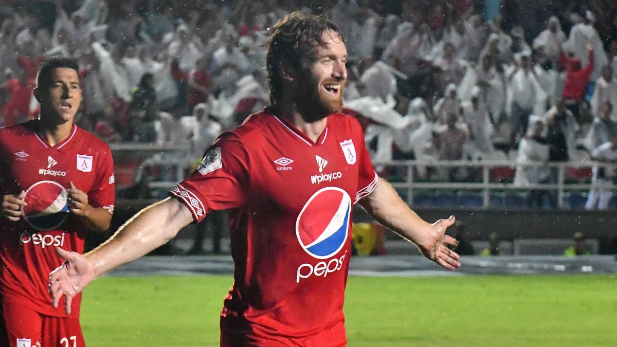 Fernando Aristeguieta, quien se refirió a la efectividad del América de Cali, celebrando un gol ante Tolima.