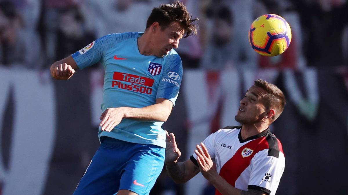 Santaigo Arias en jugada contra el Rayo Vallecano