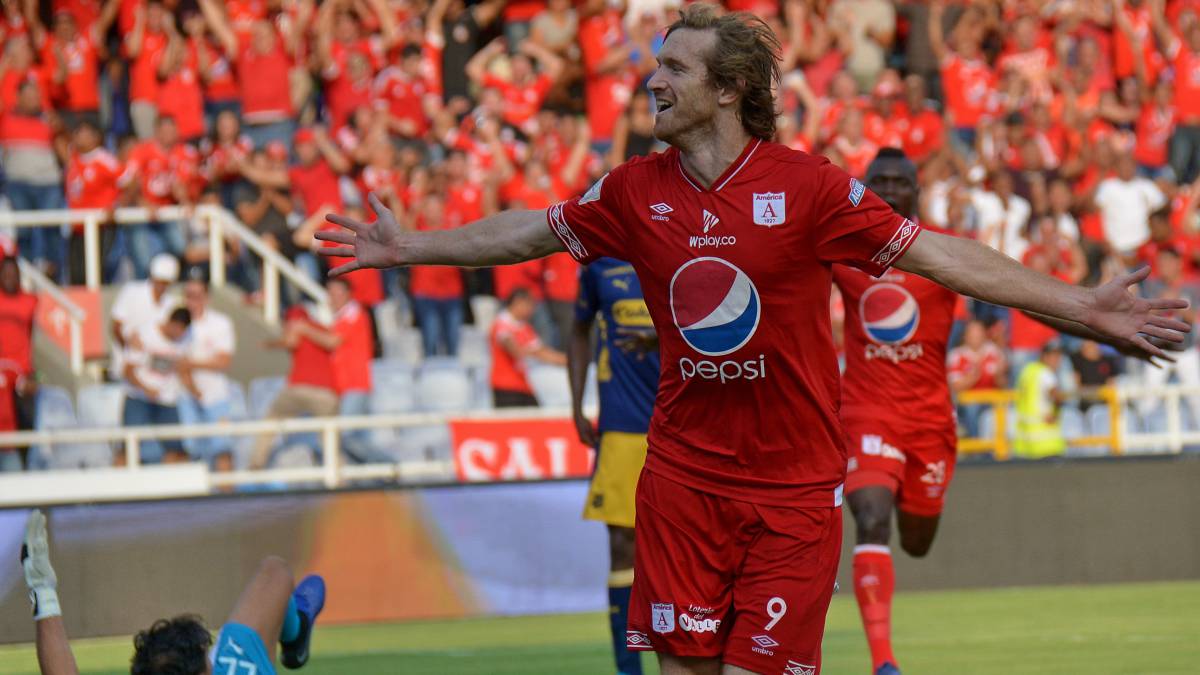 Fernando Aristeguieta celebra un gol ante el Medellín