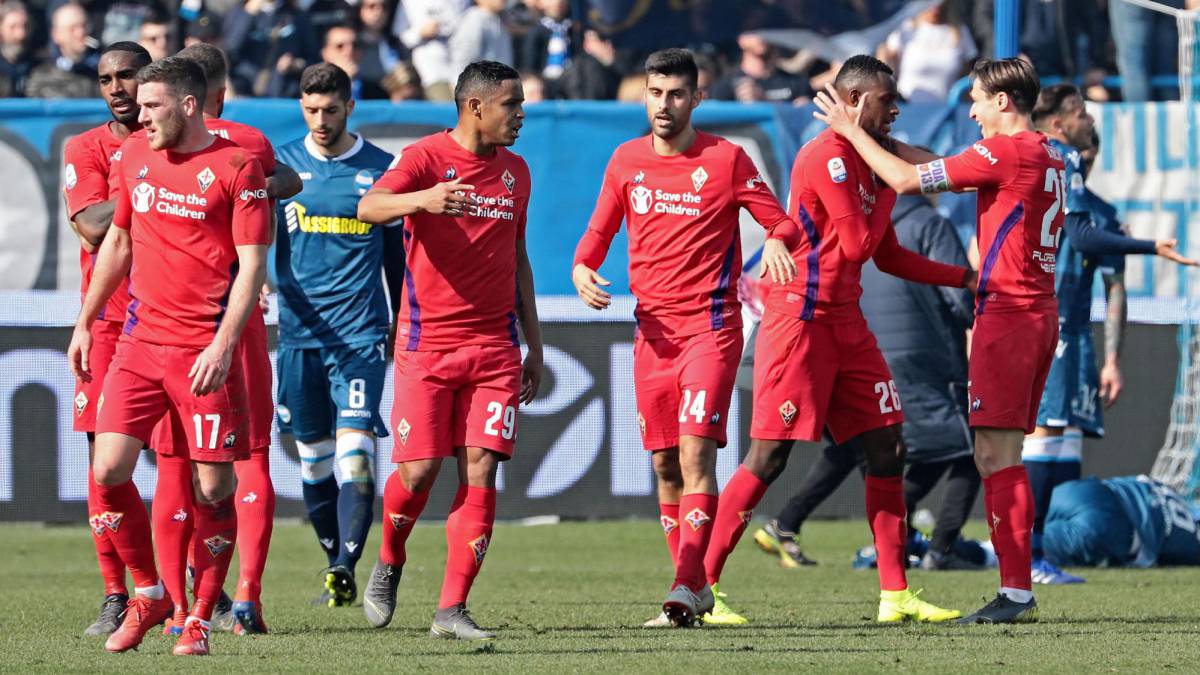 Luis Fernando Muriel junto a sus compañeros de Fiorentina celebrando un gol frente a SPAL por Serie A.