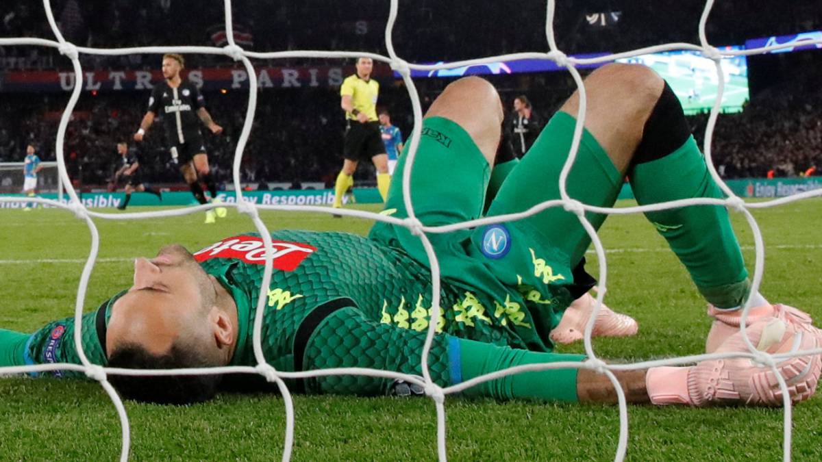 David Ospina en el suelo, luego de recibir un gol ante el PSG en un partido de la Champions League
