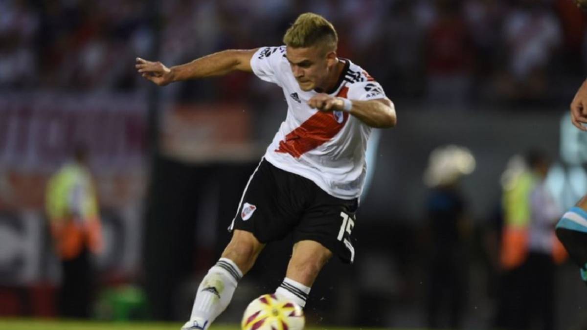 Rafael Santos Borré, de bajo rendimiento en el empate de River ante Banfield, durante el partido ante Racing.