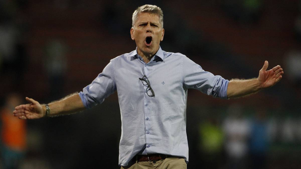 Paulo Autuori da indicaciones a los jugadores de Atlético Nacional en el partido ante Equidad por la Liga Águila