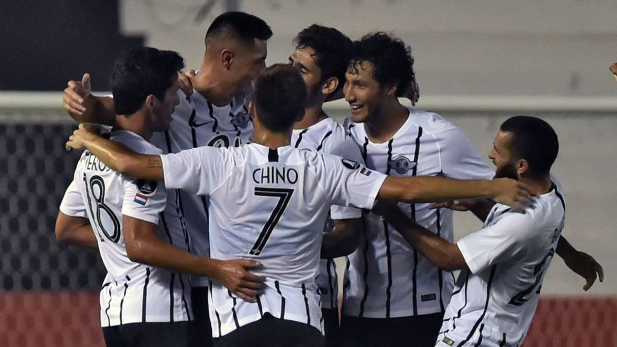 Los jugadores de Libertad de Paraguay celebran su clasificación a la fase 3 de la Copa Libertadores, donde enfrentará a Atlético Nacional