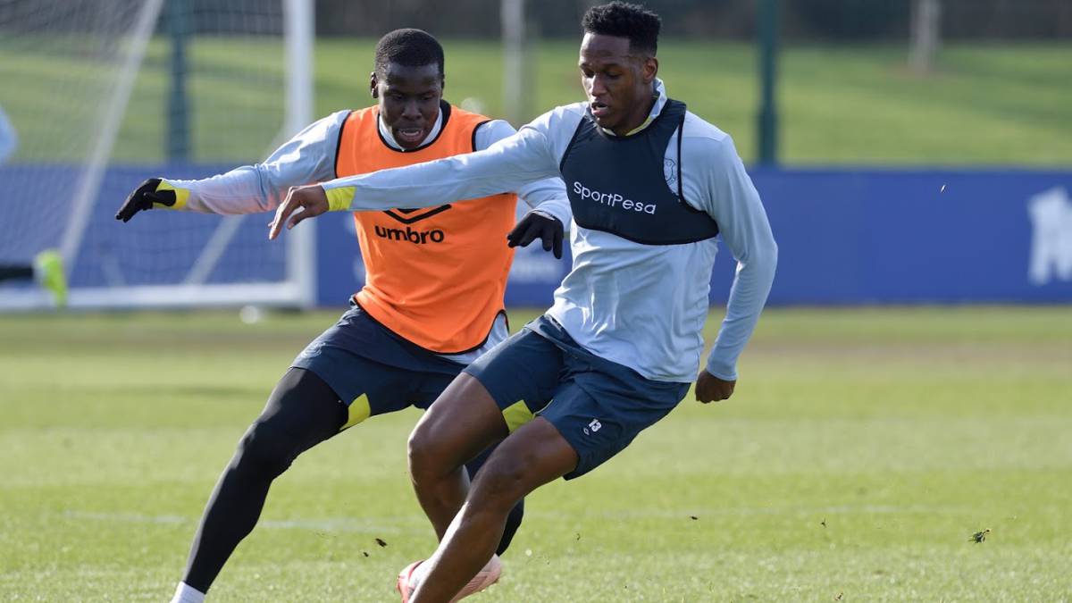 Yerry Mina, quien sería uno de los fijos en el equipo de Marco Silva para la próxima temporada, durante un entrenamiento con Everton.