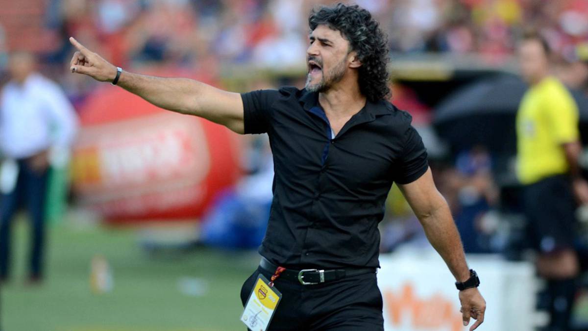 Leonel Álvarez, técnico de Libertad de Paraguay, se enfrentará al Atlético Nacional por la tercera ronda de la Copa Libertadores de América