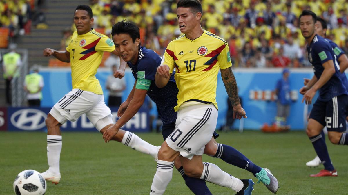James Rodríguez disputa un balón en un partido de la Selección ante Japón por el Mundial de Rusia 2018