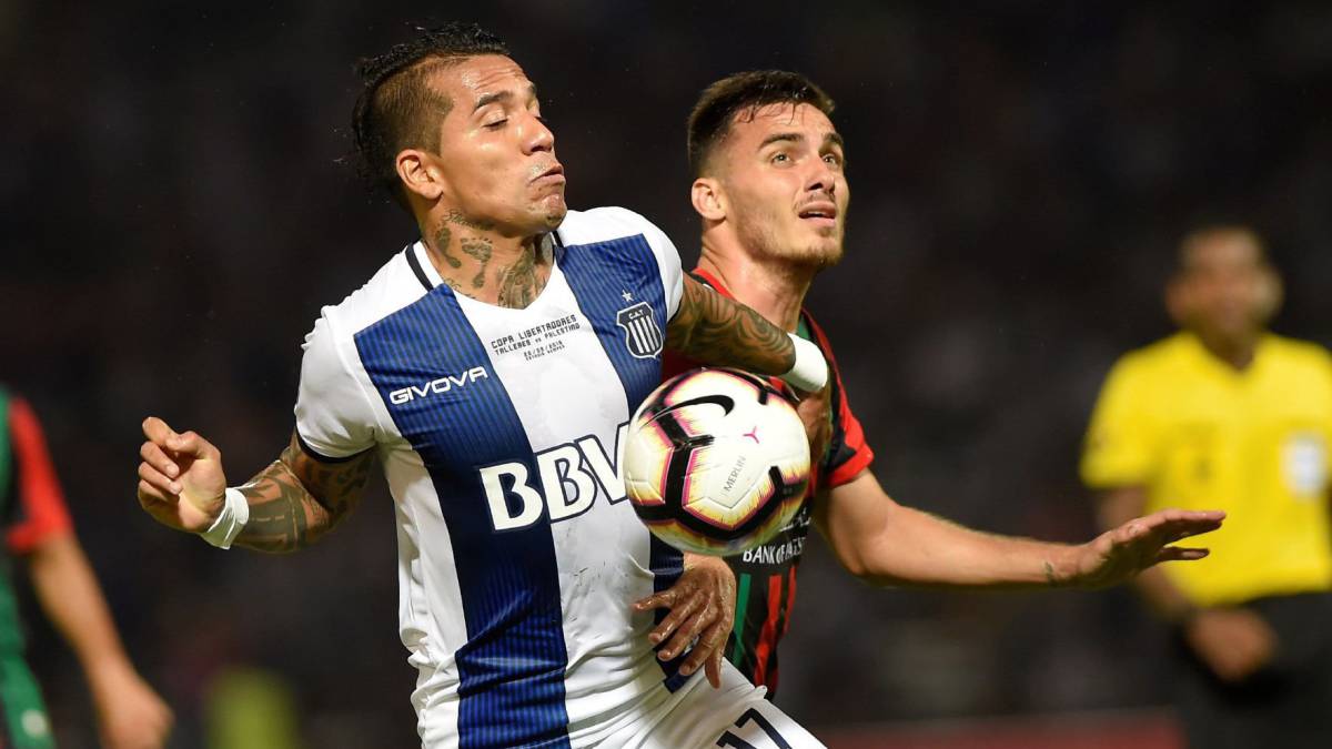 Dayro Moreno disputa un balón en el partido entre Talleres y Palestino por la fase previa de la Copa Libertadores 2019