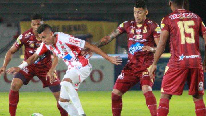 Víctor Cantillo disputa un balón junto a Yeison Gordillo en partido por la Liga Águila entre Junior y Tolima