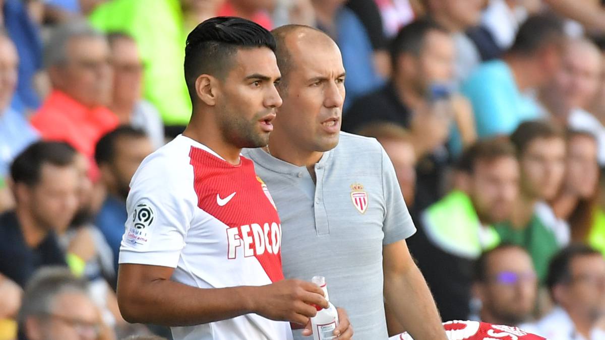 Falcao García habla con Leonardo Jardim durante un partido de Mónaco en la Liga de Francia