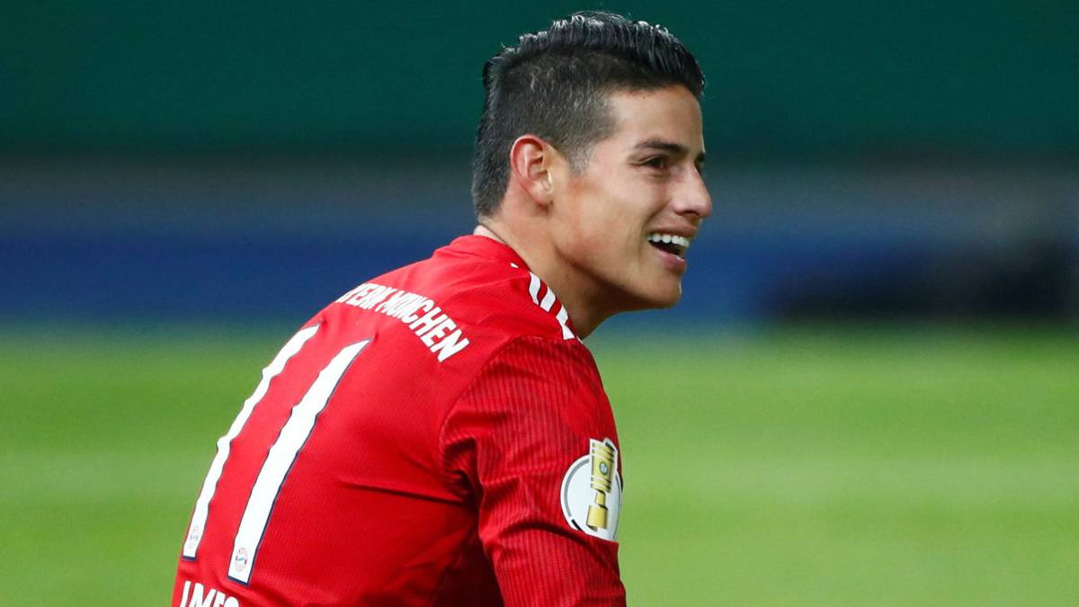 James Rodríguez sentado en el campo de juego del Allianz Arena durante un partido del Bayern Múnich