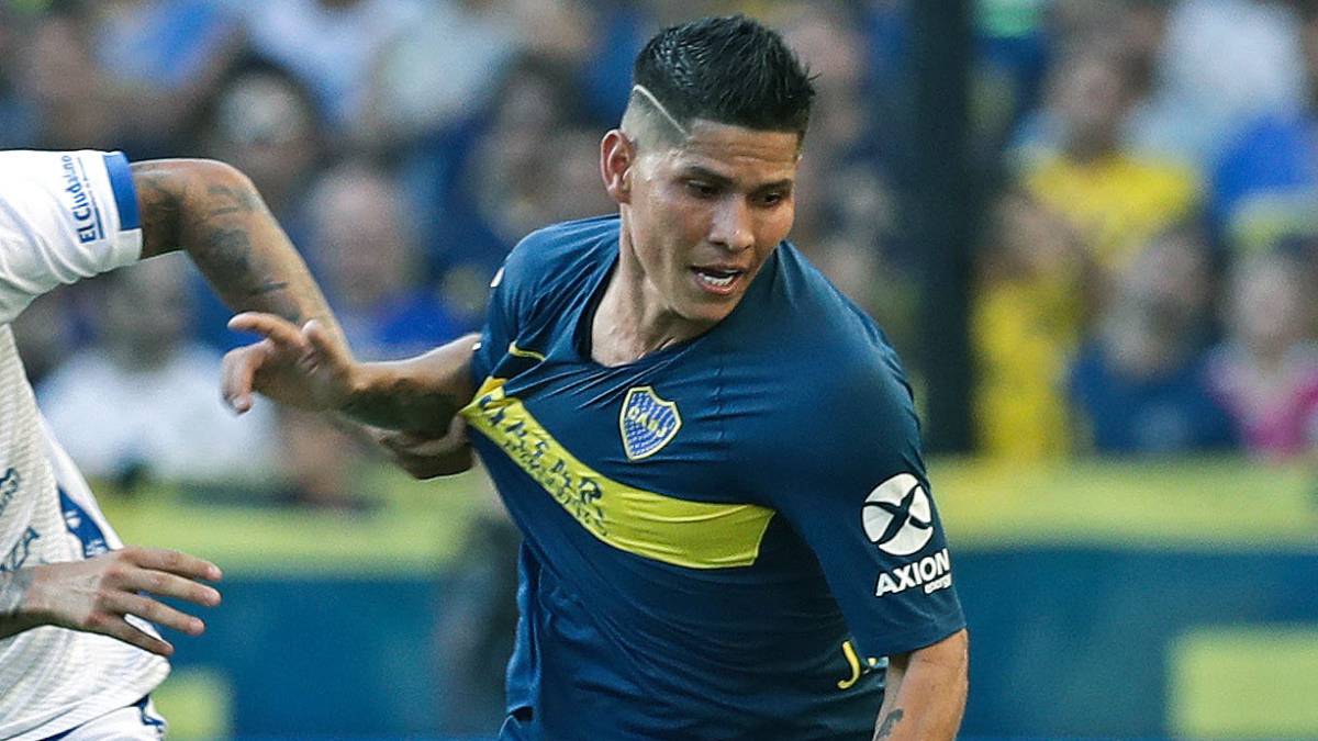 Jorman Campuzano disputa un balón en un partido entre Boca Juniors y Godoy Cruz por la Superliga Argentina