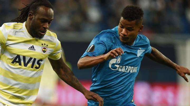Barrios ante Victor Moses en UEFA Europa League