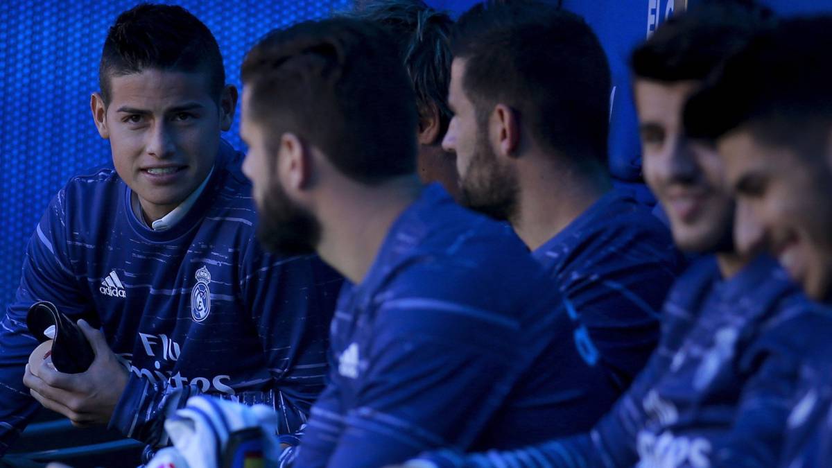 James Rodríguez en la banca del Real Madrid ante Alavés