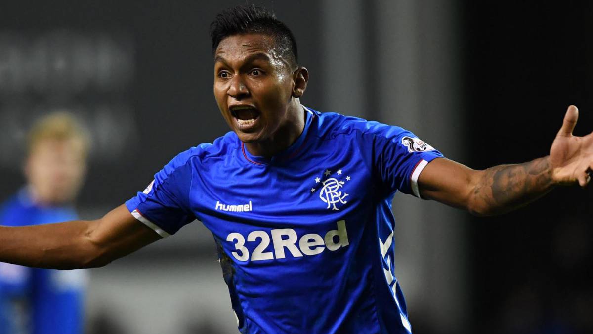 Alfredo Morelos celebra un gol con el Rangers de Escocia. El delantero está cerca de ser el colombiano más joven en llegar a los 100 goles en Europa