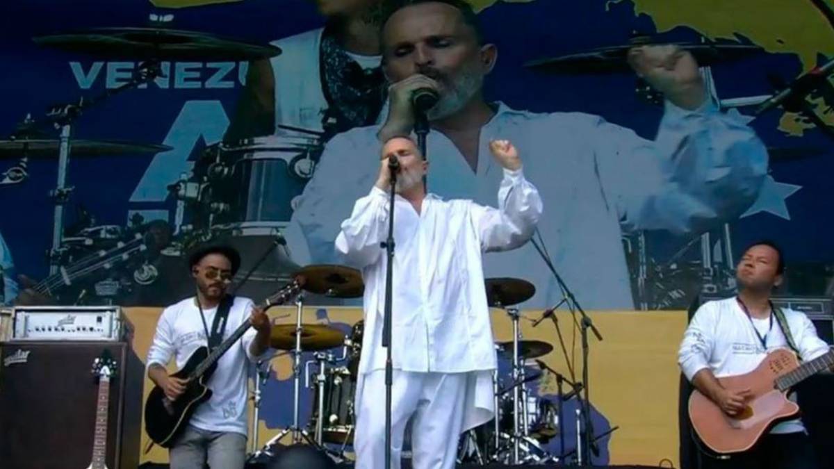 El cantante español Miguel Bosé envió un mensaje al presidente de Venezuela, Nicolás Maduro durante el concierto que se vive en la frontera.