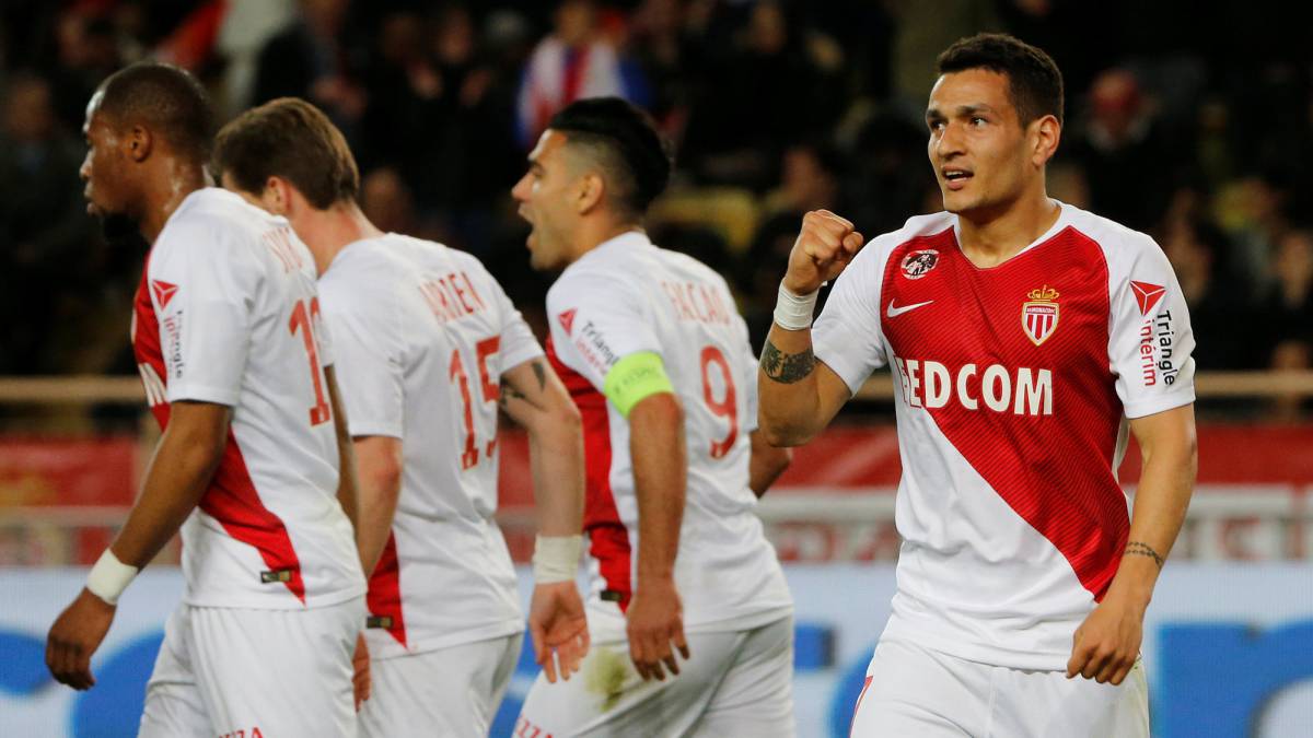 Rony Lopes celebra el triunfo de Mónaco 2-0 ante Lyon por la Liga de Francia, Falcao jugó todo el encuentro