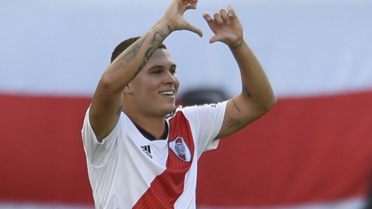 Juan Fernando Quintero festeja su gol con River Plate en el partido ante San Martín de Tucumán por la Superliga Argentina
