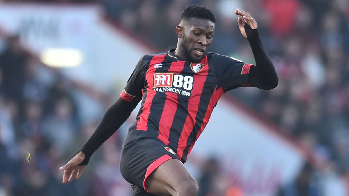 Jefferson Lerma gana una pelota en un partido de Bournemouth por la Premier League