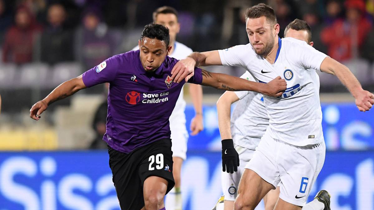 Luis Fernando Muriel, quien sería fuente de ingresos para el Sevilla a final de temporada, durante un partido con Fiorentina.