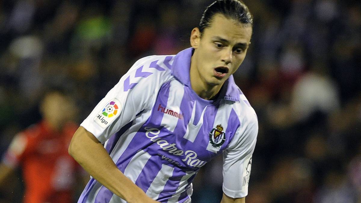Enes Ünal disputa un balón durante un partido de LaLiga. El delantero turco es una de las estrellas del fútbol español