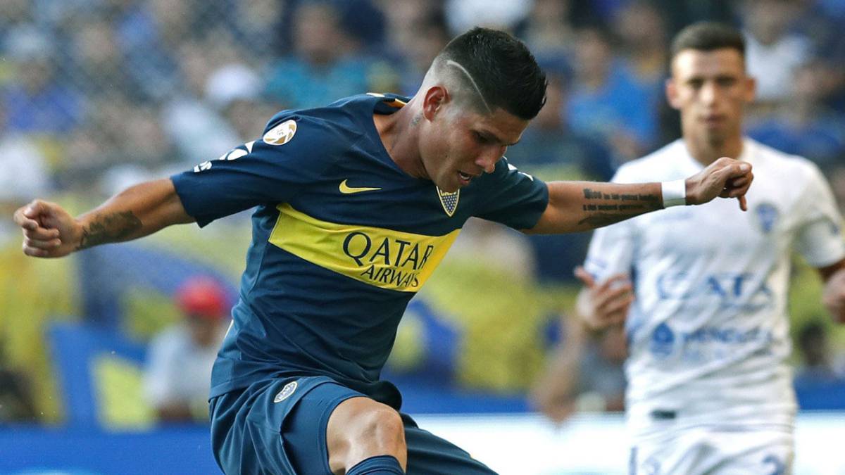 Jorman Campuzano disputa un balón en un partido entre Boca Juniors y Godoy Cruz por la Superliga Argentina