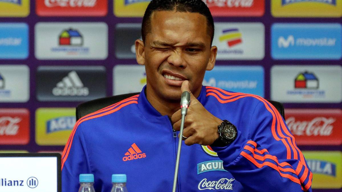Carlos Bacca en rueda de prensa en Kazán, Rusia.
