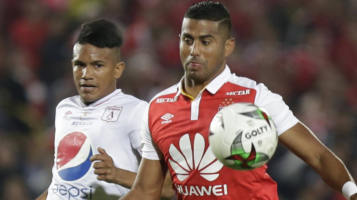Carlos Henao recupera una pelota en un partido entre América y Santa Fe por la Liga Águila