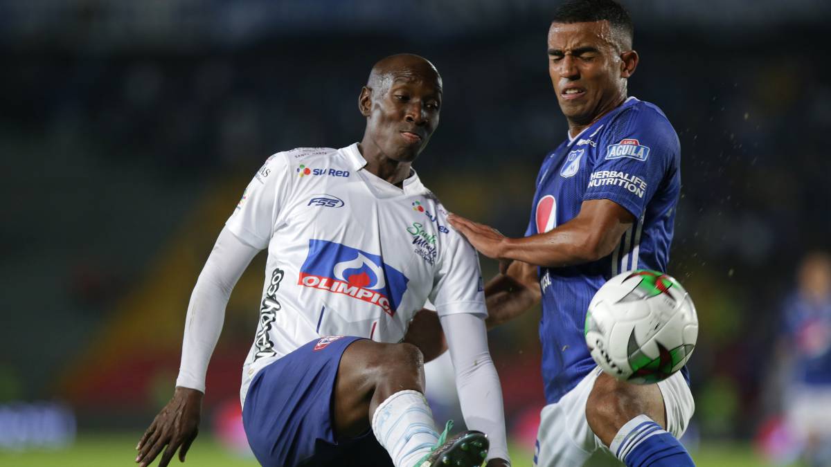 Rambal recupera un balón en un partido entre Millonarios y Unión Magdalena por la Liga Águila