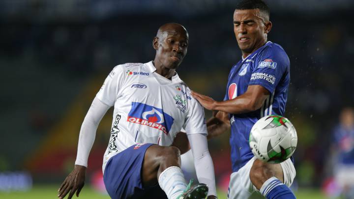Rambal recupera un balón en un partido entre Millonarios y Unión Magdalena por la Liga Águila