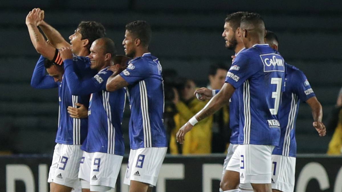 Los jugadores de Millonarios celebran el gol de Roberto Ovelar en triunfo 4-0 ante Unión Magdalena por la Liga Águila