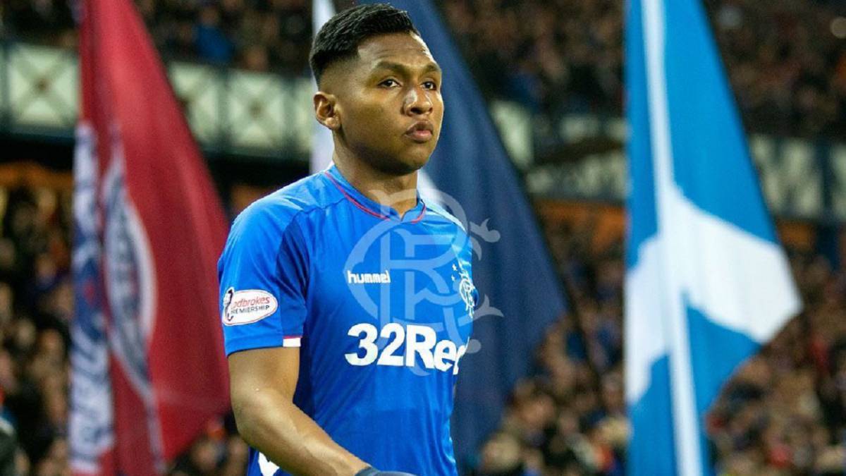 El colombiano fue respaldado por su técnico Steven Gerrard.