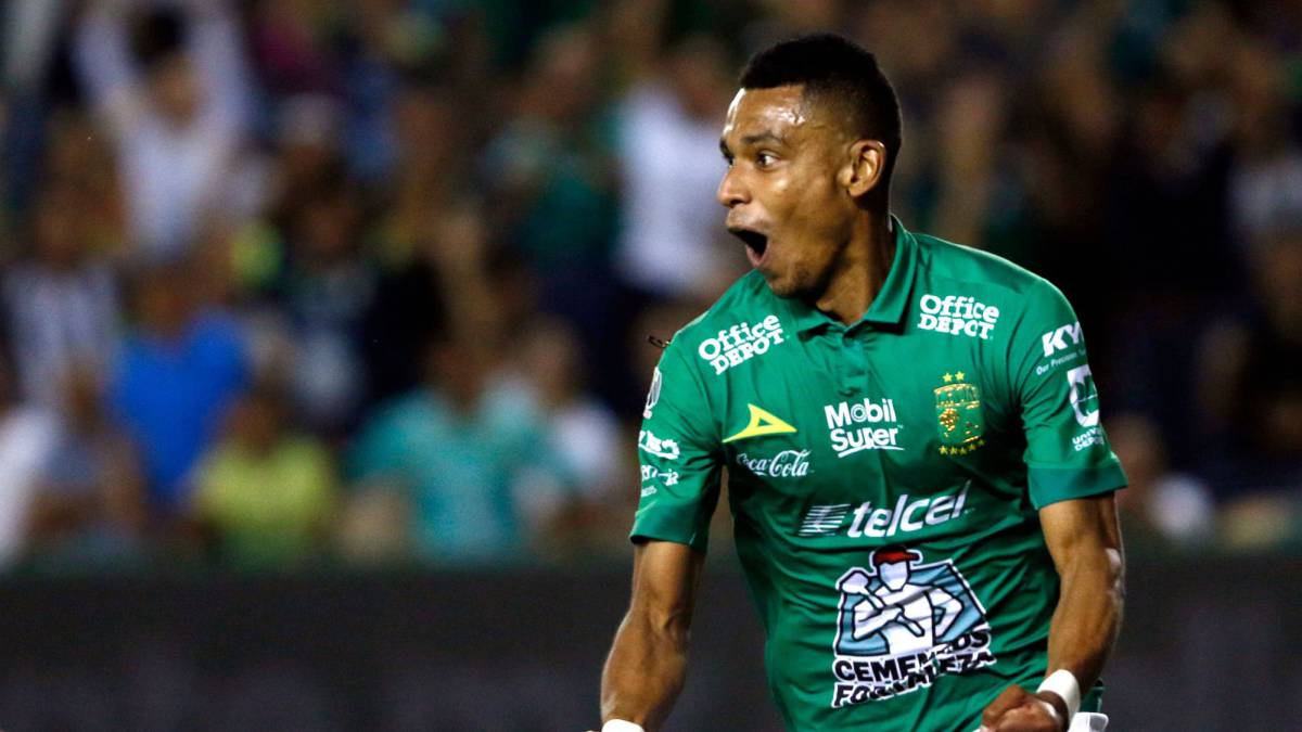 William Tesillo celebrando su primer gol en el fútbol mexicano con el Club León.