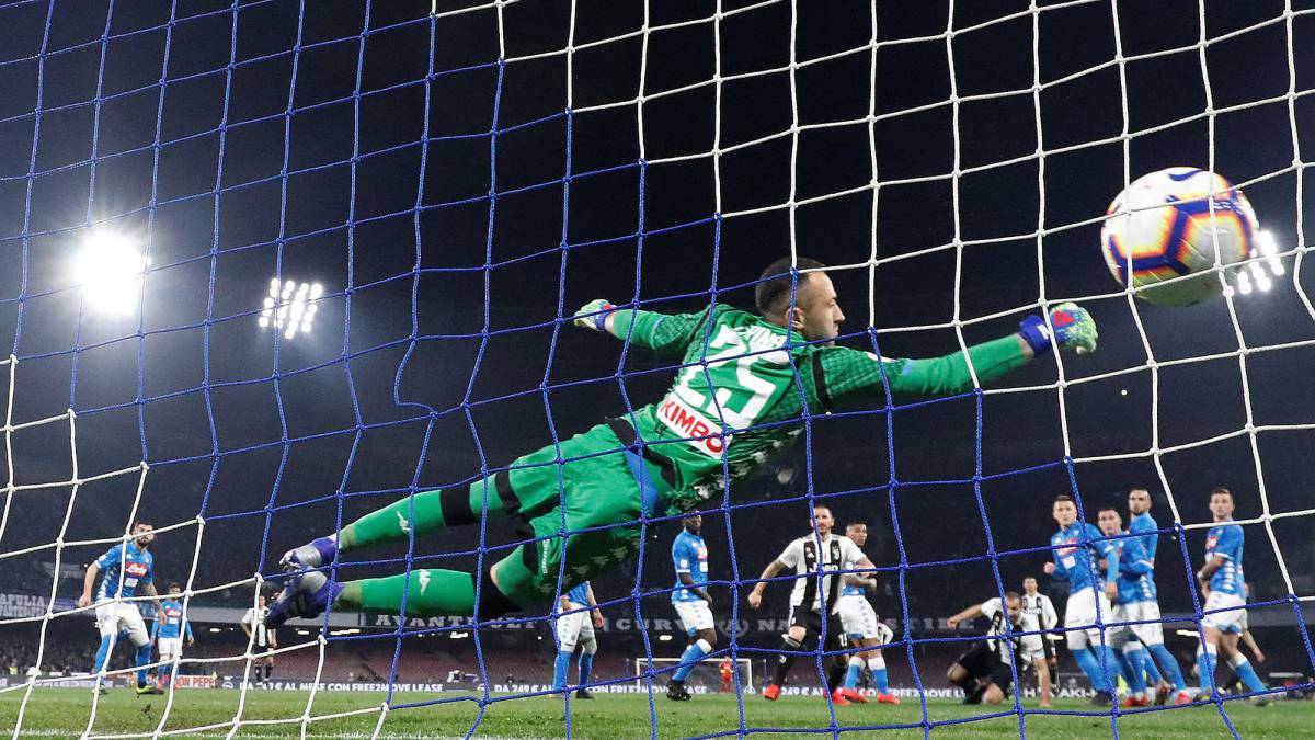 David Ospina recibe un golazo de Pjanic