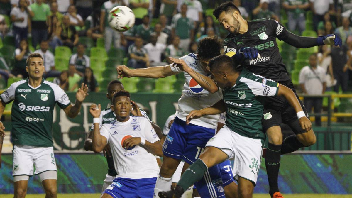Momento del gol de Camilo Vargas contra Millonarios en el final del partido.