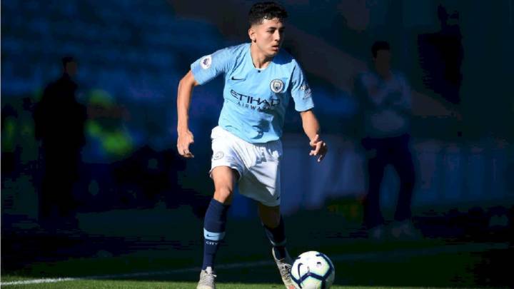 Ian Poveda se sigue destacando con el Manchester City en la Premier League II.