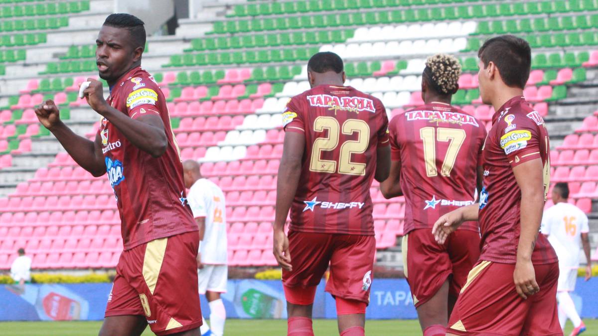 Marco Pérez celebra un gol con Deportes Tolima en partido por la Liga Águila