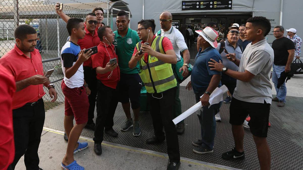 Miguel Ángel Borja se despide de los hinchas antes de viajar con Palmeiras a Barranquilla