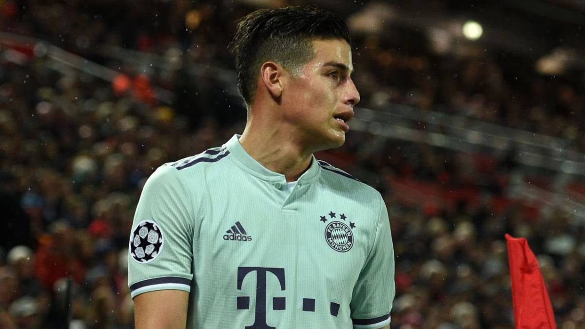 James Rodríguez antes de cobrar un tiro de esquina con Bayern Múnich en un partido por la Bundesliga