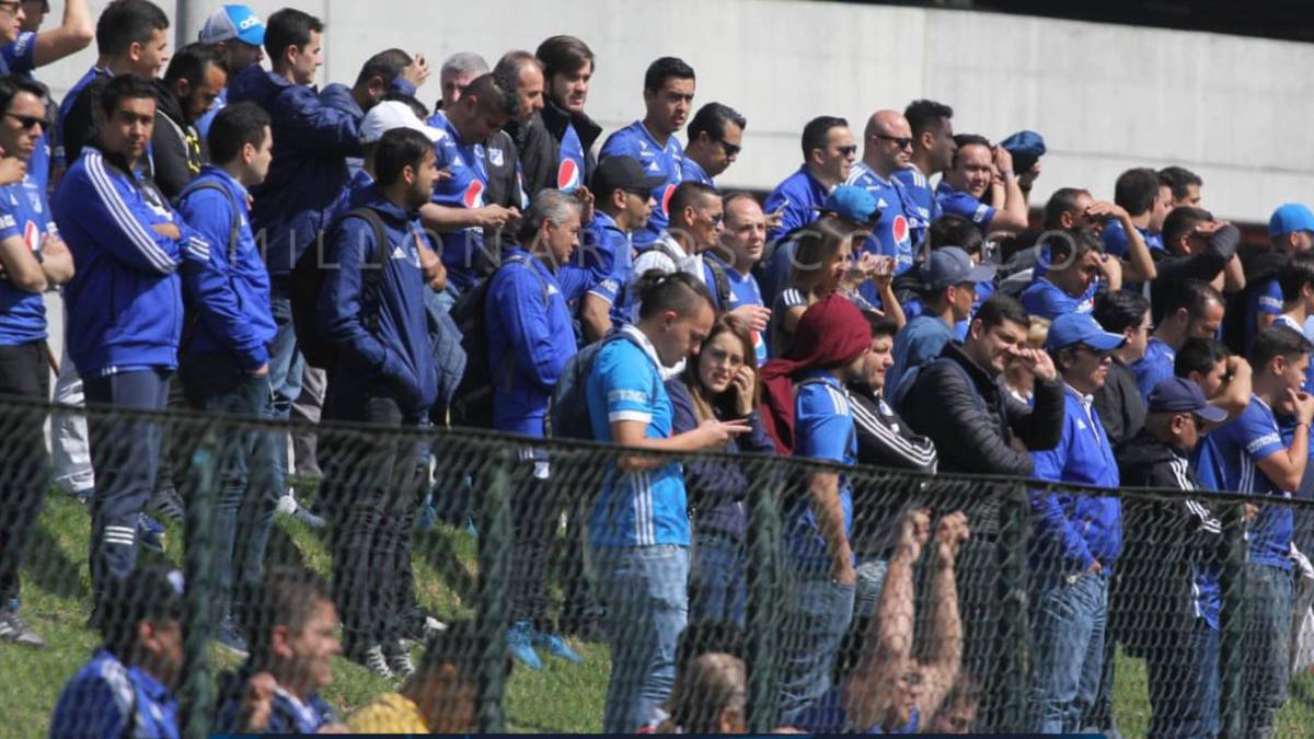 Hinchas de Millonarios en un entrenamiento en El Campincito.